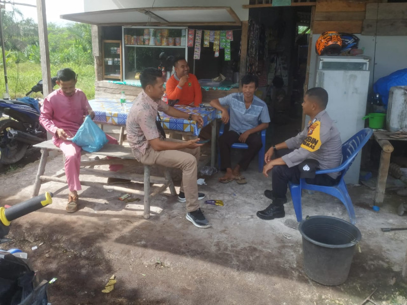 Bhabinkamtibmas dalam upaya menjaga situasi kamtibmas sekaligus sebagai sarana silaturahmi dengan berbagai elemen yang ada di masyarakat, melaksanakan kegiatan  sambang warga Jumat