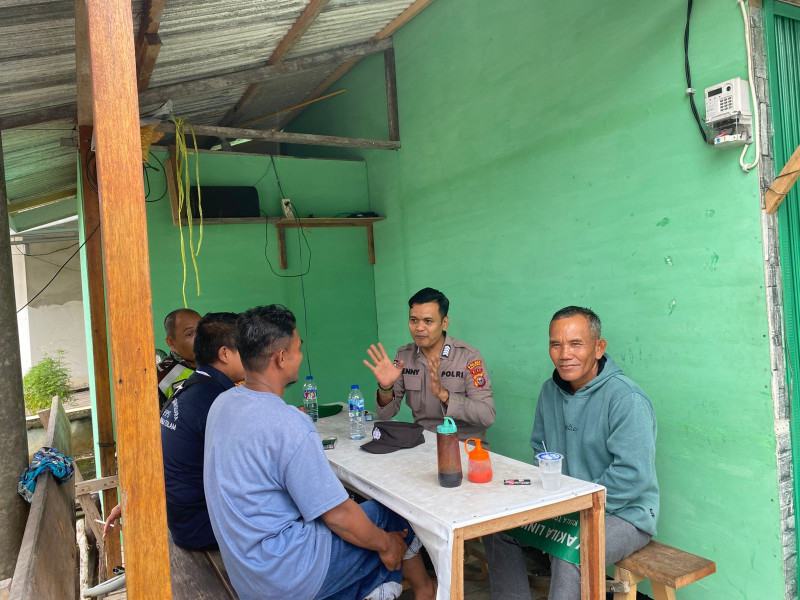 Bhabinkamtibmas Polsubsektor Pelalawan Bripka Denny Pritama, SH memberikan pesan Kamtibmas kepada warga agar ikut menjaga Keamanan dan saling menjaga kerukunan antar warga agar terciptanya keharmonisan
