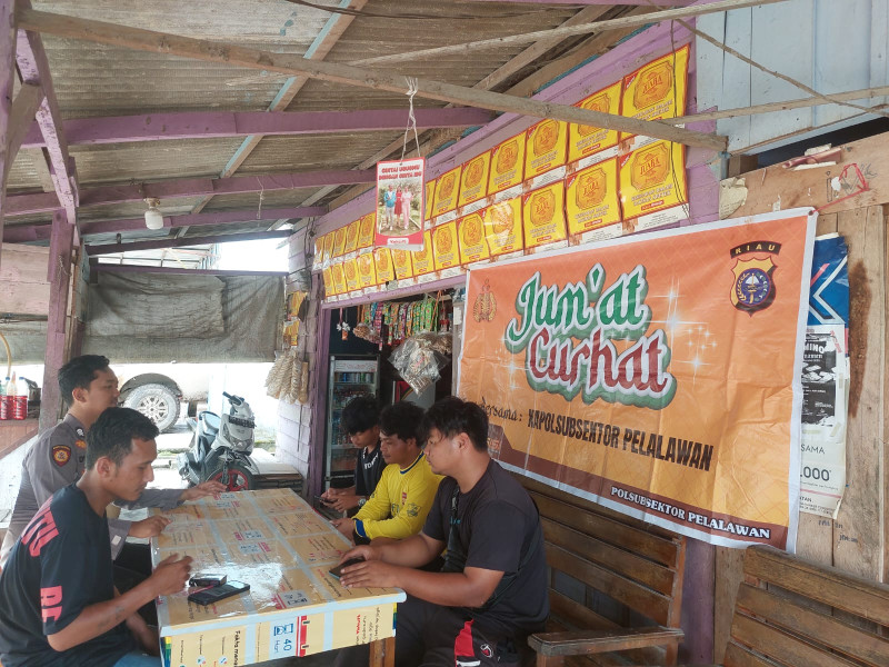 Polsubsektor Pelalawan menggelar kegiatan Jumat Curhat untuk mendengar langsung curhat warga mengenai saran, kritikan, masukan serta aduan masyarakat terkait dengan pelayanan kepolisian