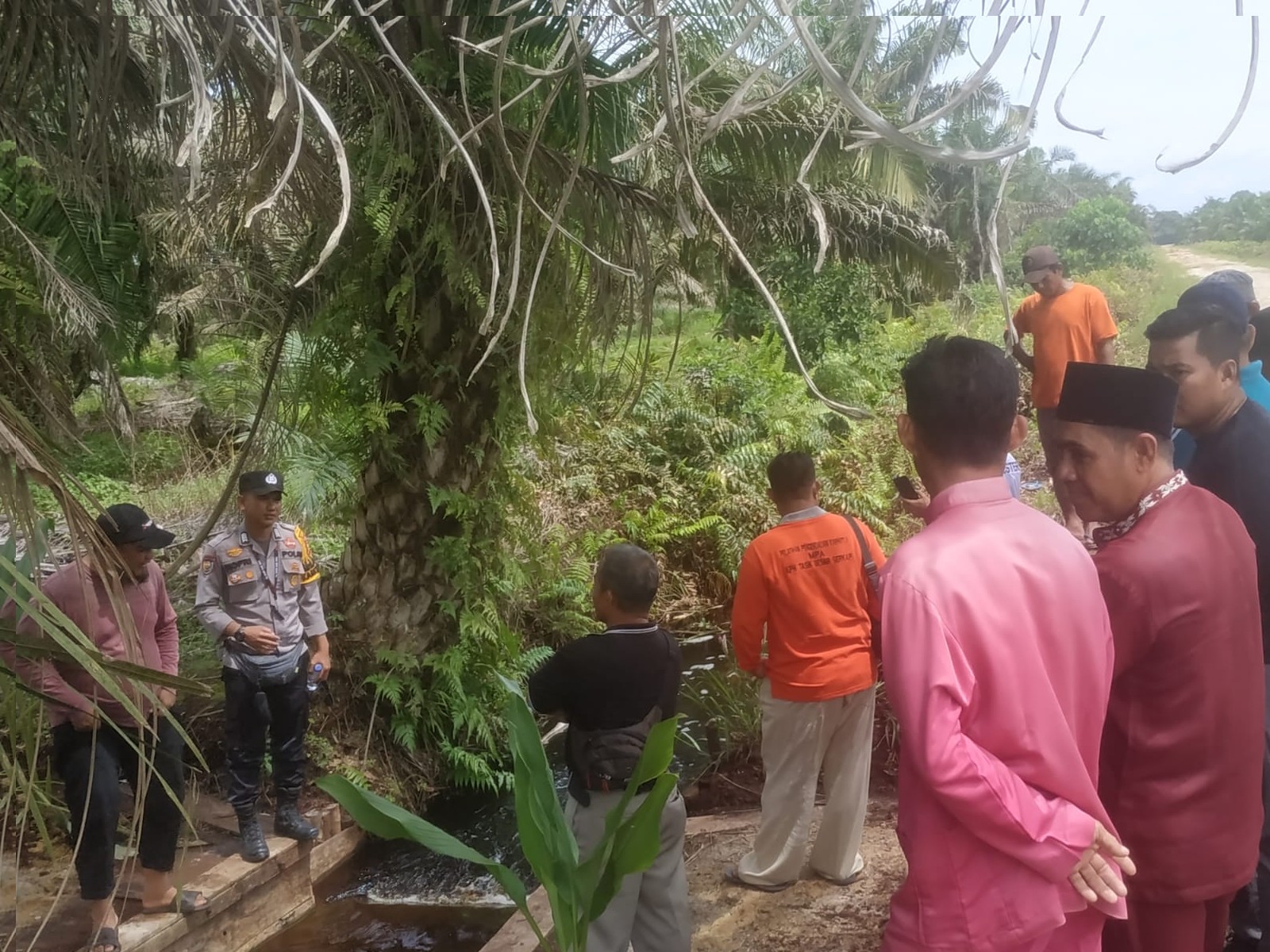 Bhabinkamtibmas Bripka Noprizal,SH bersama Tim DLHK Provinsi Riau Pantau Infrastruktur Pembasahan Gambut