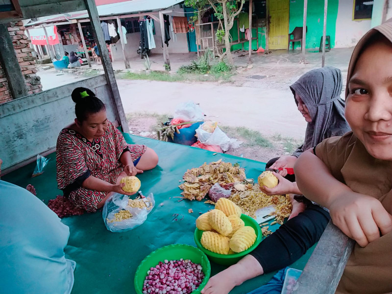 Sebagian ibuk- ibuk di lingkungan rt 007 lakukan persiapan tuk memasak menyambut hari raya idul adha 1444 H