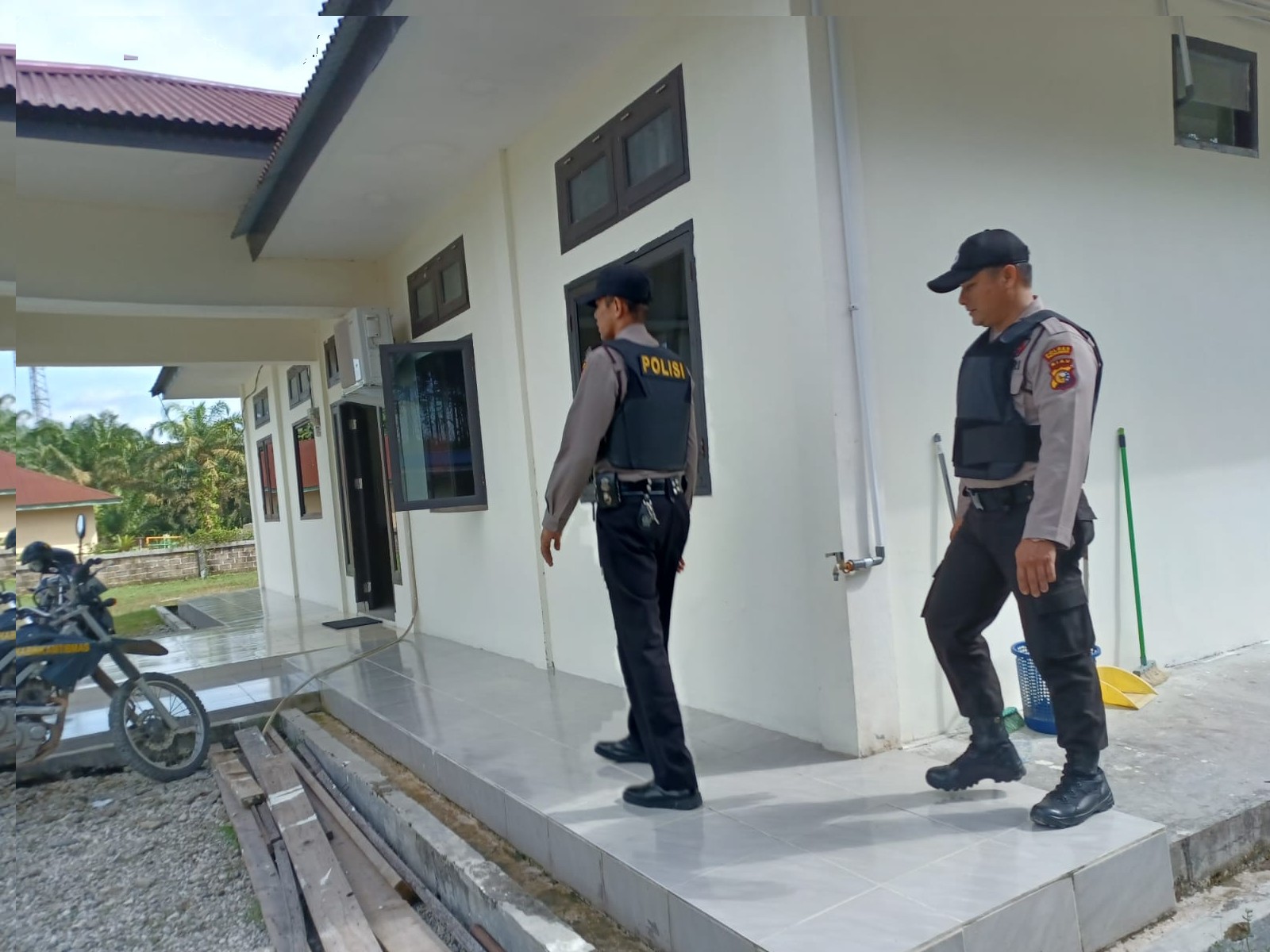 tingkatkan penjagaan di area Markas Personil Polsubsektor Berjaga Pagi dan Malam