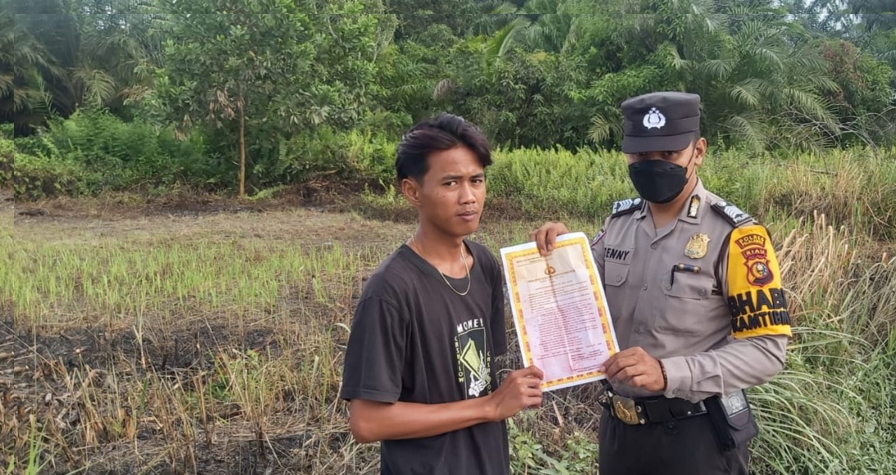 Bhabinkamtibmas Sosialisasikan Maklumat Kapolda Riau tentang Larangan Membuka Hutan dan Lahan dengan cara di bakar