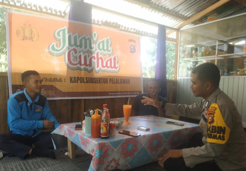 Bhabinkamtibmas Desa Sering Bripka Noprizal,SH berdialog dan mendengar langsung informasi serta saran dan masukan dari masyarakat situasi Kamtibmas Jum'at curhat