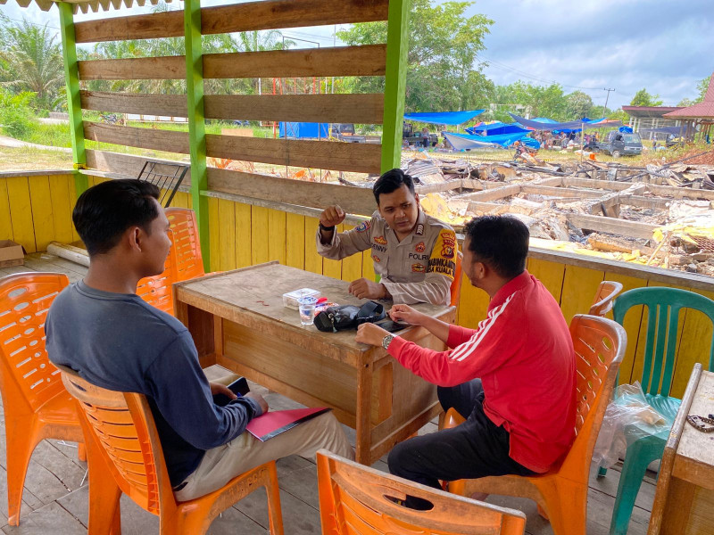 Bhabinkamtibmas Polsubsektor Pelalawan bertemu langsung dengan warga serta berdialog tentang situasi Kamtibmas di Desa Kuala tolam.