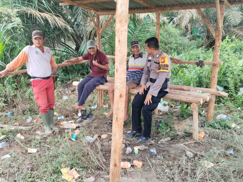 Bhabinkamtibmas Polsubsektor Pelalawan dalam rangka Cooling System guna menciptakan Situasi Harkamtibmas di Desa binaan agar tetap kondusif.