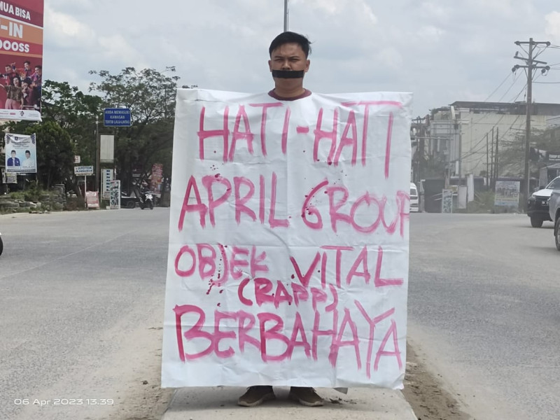 Aktivis Mahasiswa Raihan Afrinal Dumaianta Bentang Spanduk Hati-Hati APRIL Group Objek Vital Berbahaya di Pos 1 RAPP