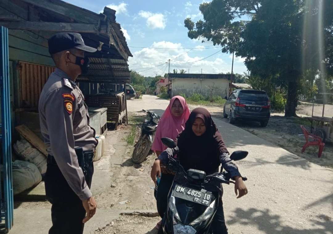 Personil Polsubsektor Pelalawan Bripka Ronald HT melaksanakan kegiatan patroli dialogis dengan menyampaikan himbauan kepada masyarakat agar tertib berlalu lintas dengan menggunakan helm dan patuhi rambu-rambu lalu lintas untu