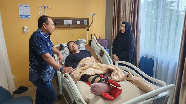 Kapolda Riau Jenguk Wakapolres Kuansing yang Ditabrak Pembalap Liar