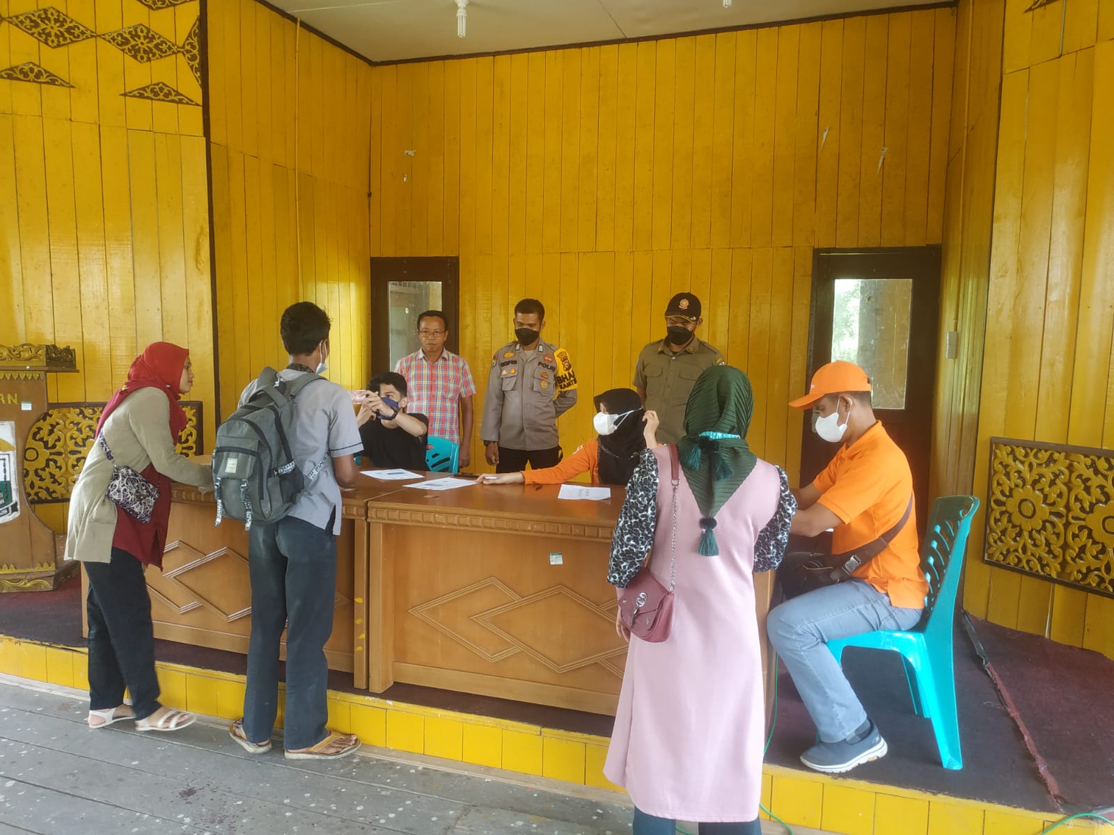 Bhabinkamtibmas Polsubsektor Pelalawan Laksanakan Pendampingan dan Pengamanan Penyaluran BPNT