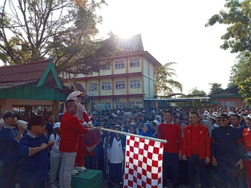 Peringati Hardiknas, Bupati H Zukri Lepas Gerak Jalan Santai