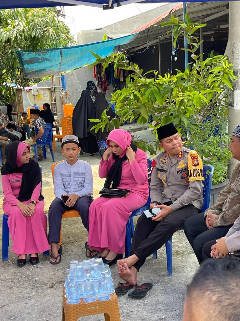 Sambang Duka Harmoni Kapolres Pelalawan ke Rumah duka Aiptu Baroni atas Wafatnya istri tercinta Ny.Finia Baroni