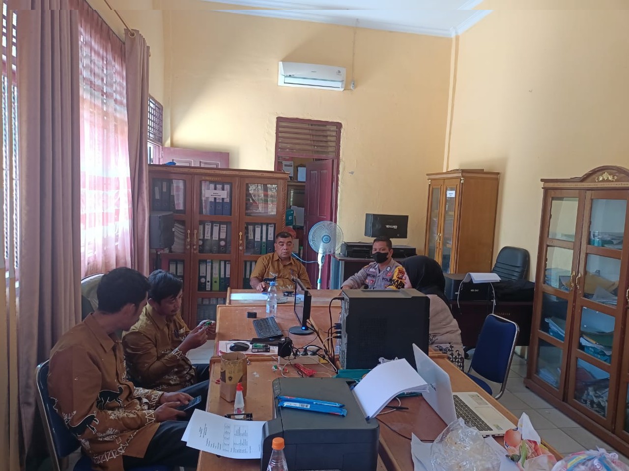 Bhabinkamtibmas Desa Delik himbau warga dan mengajak jaga keamanan dan ketertiban
