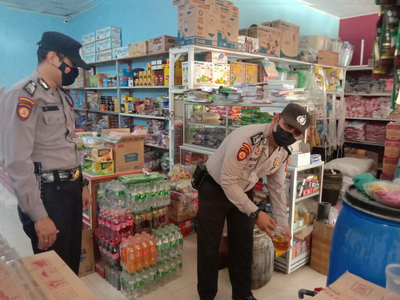 Polsubsektor Pelalawan monitoring harga Sembako kepada para pedagang.