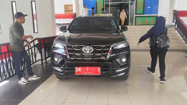 Nunggak Sewa, Mobil Dinas Bupati Siak Afni' Terancam Ditarik Rental