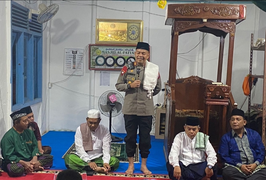 Walaupun hujan lebat Polres Pelalawan tetap melaksanakan Subuh Harmoni di masjid Al-Fattah Dusun Kualo.
