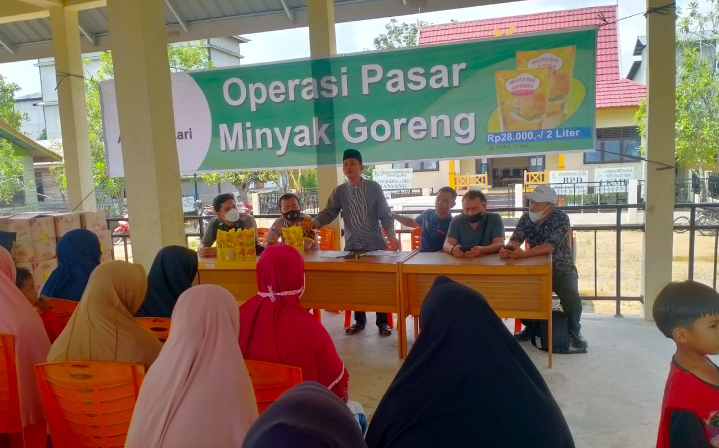Program Operasi Pasar Migor CV ALI Berjalan Baik, Bhabinkamtibmas Polsubsektor Pelalawan Desa Ransang: Polri Hadir Menjaga Kamtibmas