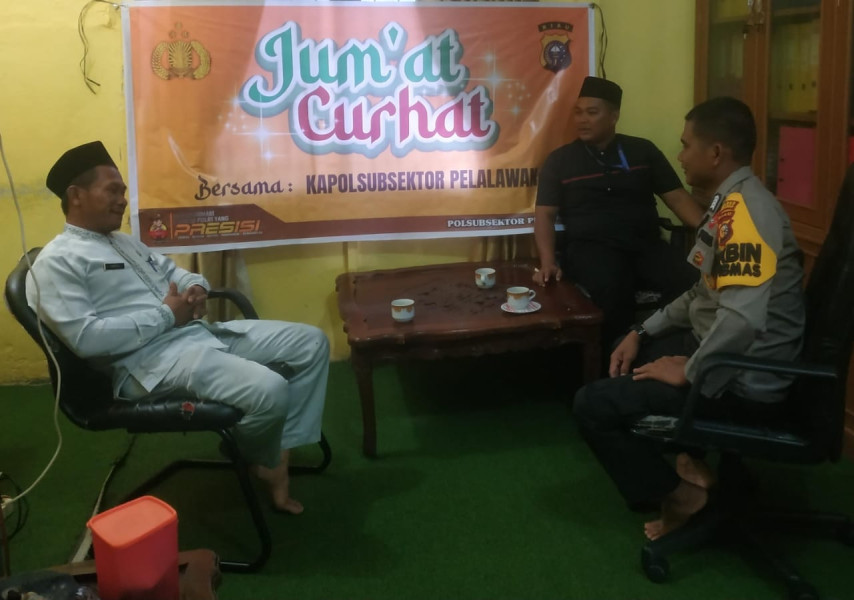 Bhabinkamtibmas Desa Sering Bripka Noprizal,SH berdialog dan mendengar langsung informasi serta saran dan masukan dari masyarakat perihal situasi Kamtibmas di wilayah hukum Polsubsektor Dalam Jumat curhat