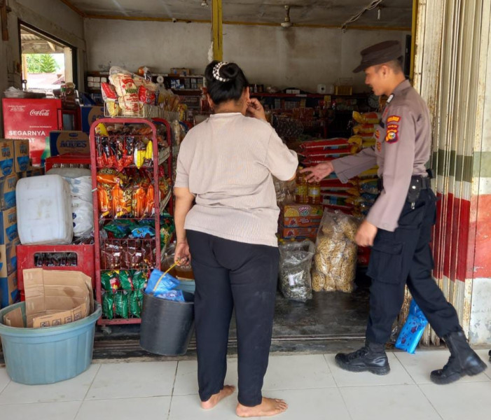 Polsubsektor Pelalawan jajaran Polres melakukan kegiatan pengecekan dan monitoring harga Sembako kepada para pedagang.