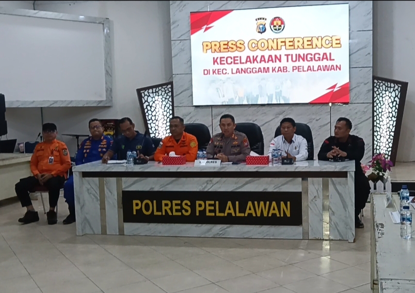 Kapolres Pelalawan, AKBP Afrizal Asri menggelar konferensi pers terkait kecelakaan tunggal truk Colt Diesel di Desa Segati yang menewaskan 15 orang.