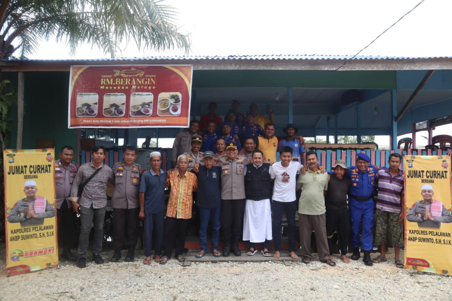 Kapolres Pelalawan serahkan  bantuan  kemanusiaan  Untuk Negeri Berupa paket Sembako di pelabuhan Kualo sungai Kampar Kelurahan Pangkalan Kerinci Kabupaten Pelalawan.