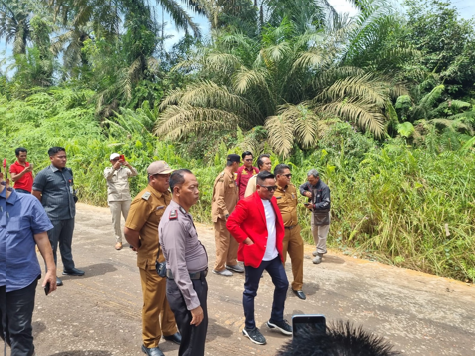 Iptu Legito Beserta Personil Polsubsektor Pelalawan Dampingi Bupati H Zukri Misran Tinjau ruas jalan yang rusak di wilayah Desa Lalang kabung,