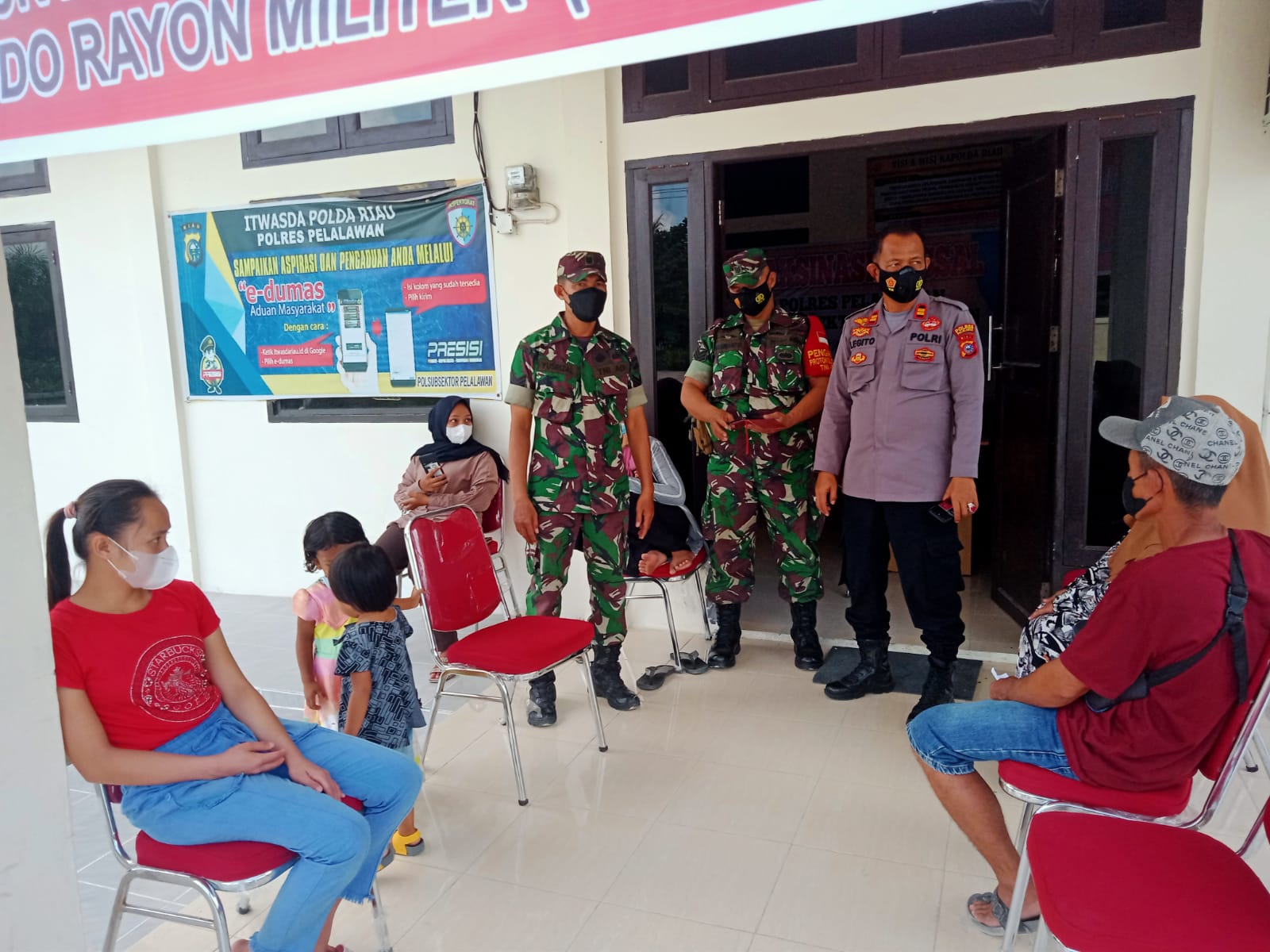 Polri Bersama TNI dan Dinas Kesehatan Bekerjasama Sukseskan Vaksinasi di Mako Polsubsektor Pelalawan