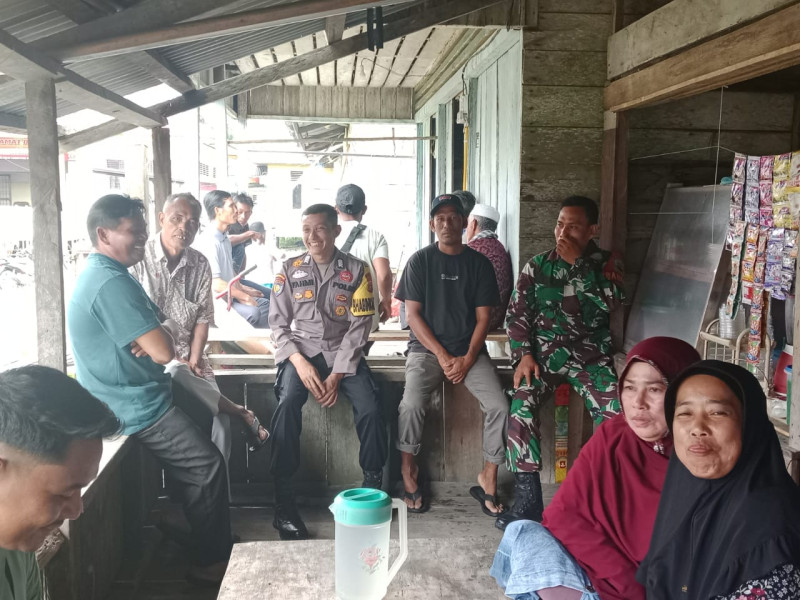 Bhabinkamtibmas Desa Ransang Kec. Pelalawan Bripka Fahmizar, dengan berkumpul dan berbincang dengan masyarakat guna menampung saran serta informasi perihal situasi di desa.
