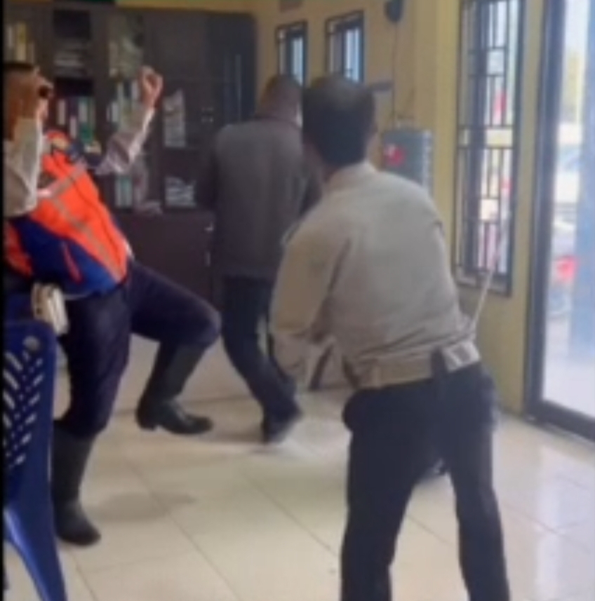 Entah Apa yang merasuki, Dua Orang Pegawai Dishub Pelalawan Asyik Berjoget-joget dan Karaoke di Kantor