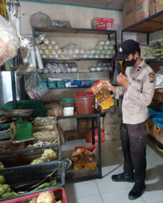 Personil Polsubsektor Pelalawan Patroli Antisipasi Penimbunan Stok 'Migor' di Wilkum