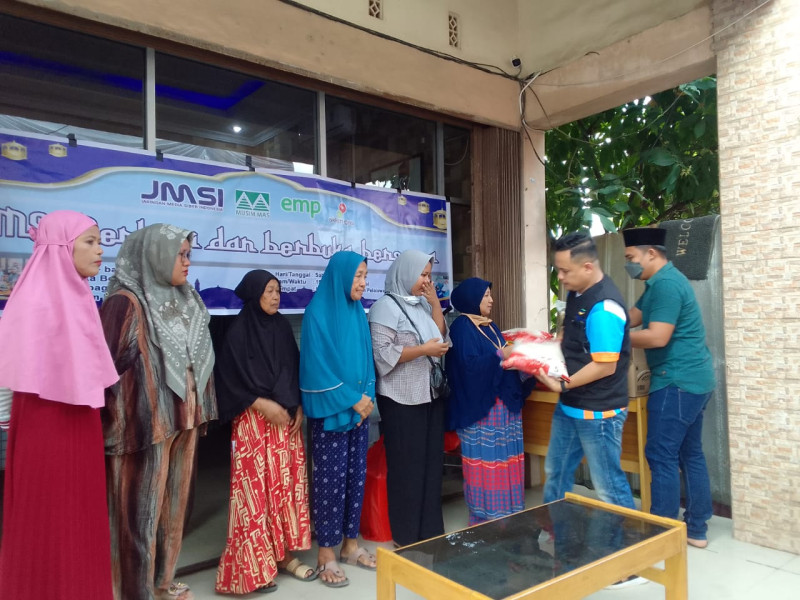 Meraih Keberkahan, JMSI Pelalawan Bagikan Beras Penyalai dan Takjil Gratis