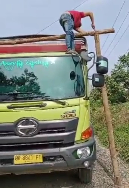 Portal Jalan Aspal yang Baru Dirusak, LSM KPK Minta Dishub Pelalawan Tidak Tegas OTK