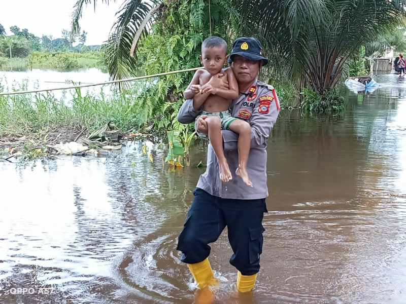 Curah hujan yang tinggi beberapa hari ini Kapolsubsektor Pelalawan Iptu Legito menghimbau kepada masyarakat untuk tidak bermain atau berenang di sepanjang bantaran sungai Kampar