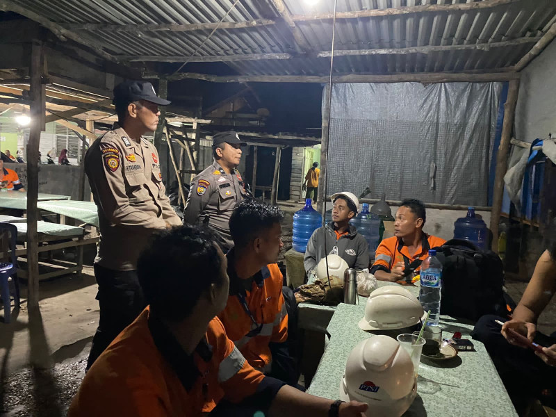 Dalam rangka Cooling System menjelang Pemilu Damai 2024, Personil Polsubsektor Pelalawan melaksanakan sambang guna berbaur dengan masyarakat untuk menampung informasi