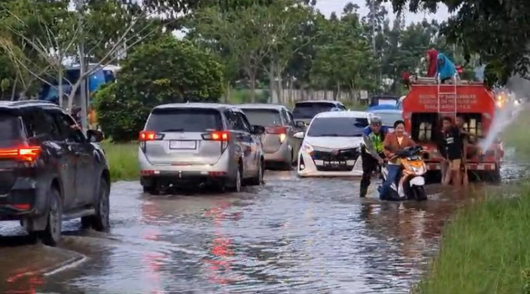 Sat lantas Polres Pelalawan gerak cepat lakukan rekayasa di beberapa ruas jalan yang tergenang banjir