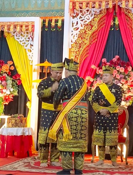Kapolres Pelalawan AKBP Afrizal Asri SIK menerima gelar kehormatan adat dari Lembaga Adat Melayu Riau