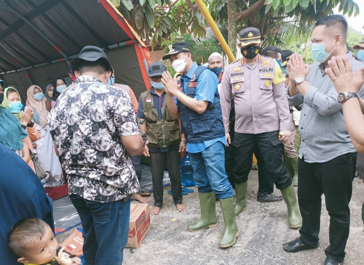 Walikota Pekanbaru Bersama Forkofimda Tinjau Warga Terdapat Banjir Di Tenda Pengungsian