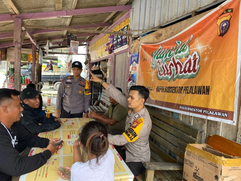 Polsubsektor Pelalawan melalui bhabinkamtibmas bertatap muka sambil menyampaikan pentingnya memelihara keamanan dan ketertiban dalam penyampaian program Jum'at curhat