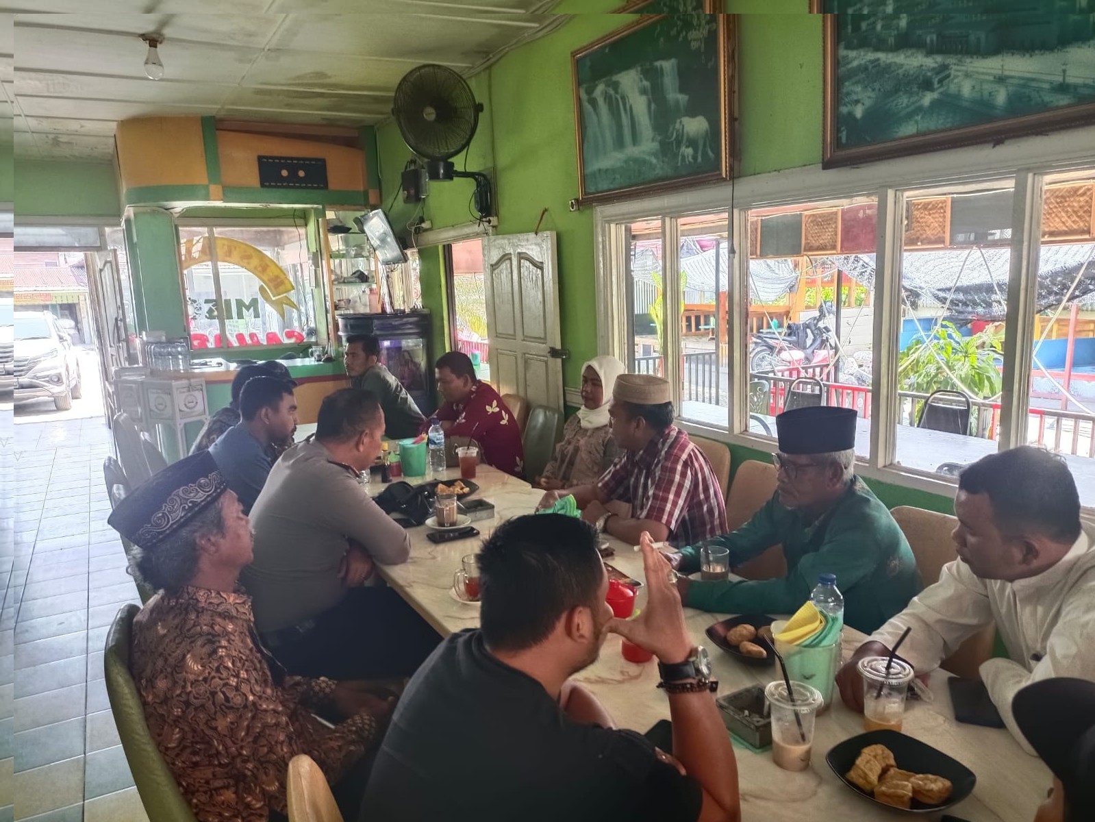 Iptu Legito kasubsektor jalin silaturahmi dengan pemangku adat.