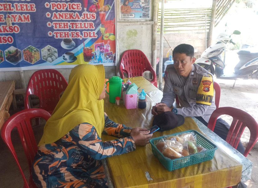 Bhabinkamtibmas Aiptu Agustinus Hermanto memberikan pesan Kamtibmas kepada warga agar ikut menjaga Keamanan dan saling menjaga kerukunan antar warga agar terciptanya keharmonisan