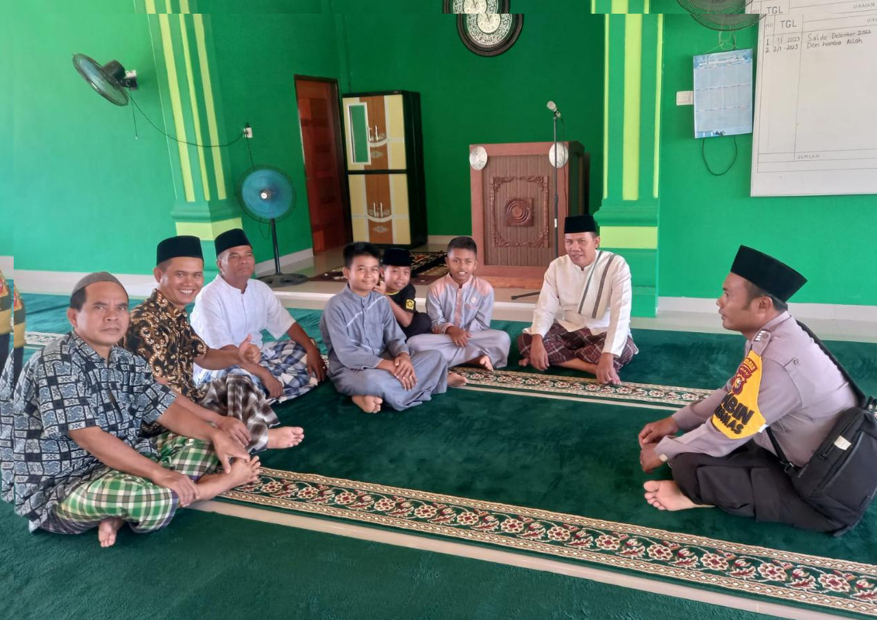 Agenda kegiatan Rutin,Jumat Curhat untuk mendengar langsung curhat warga Bhabinkamtibmas Lansung Sambang Warga