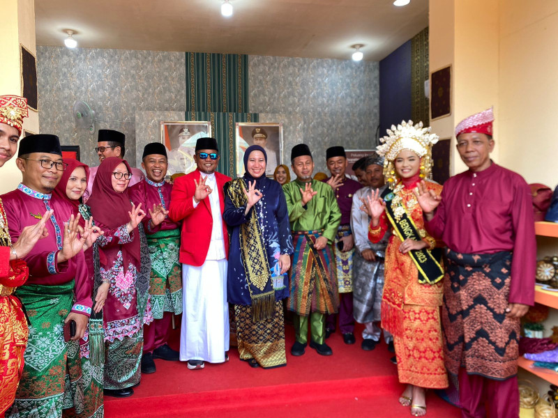 Hadiri Pawai Taruf MTQ tingkat Provinsi Riau di Kabupaten Inhu Rengat ini harapan Bupati H. Zukri SE kepada Kafilah Kabupaten Pelalawan yang bertanding.