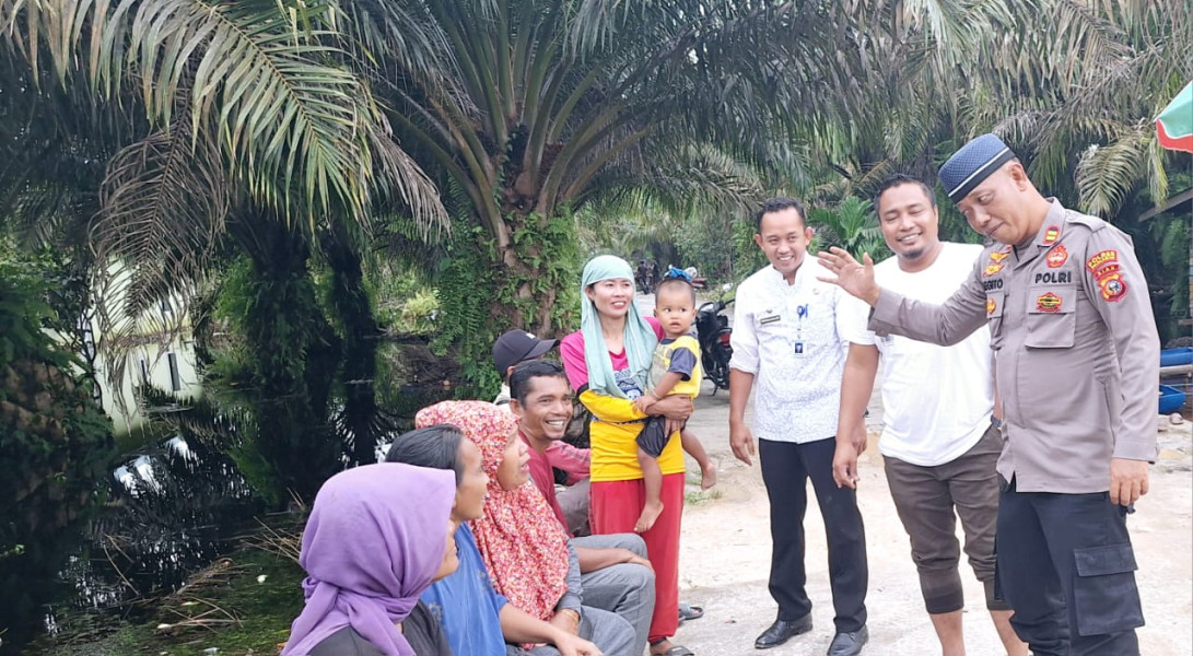 Dalam rangka Cooling System  Kapolsubsektor Pelalawan Iptu Legito mengunjungi warga Desa Sering yang rumahnya terendam akibat banjir.