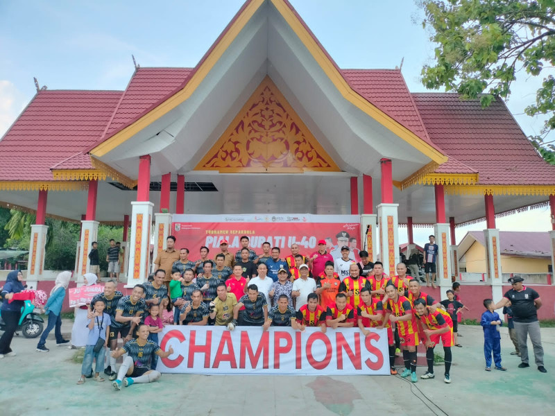 Wakil Bupati Pelalawan H Nasaruddin SH, MH resmi menutup Turnamen U-40 Piala Bupati Pelalawan