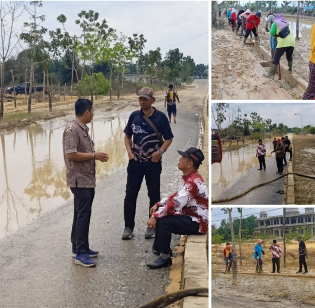 Tim Terpadu Satgas Banjir Pelalawan Bersihkan Lumpur Di drainase