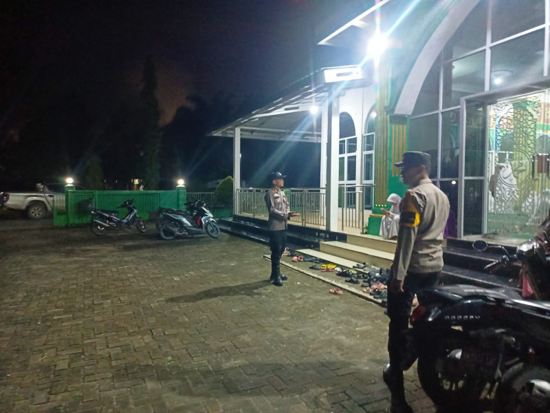 Bhabinkamtibmas Polsubsektor Pelalawan melaksanakan kegiatan pengamanan sholat tarawih di mesjid mesjid untuk menciptakan situasi aman dan nyaman